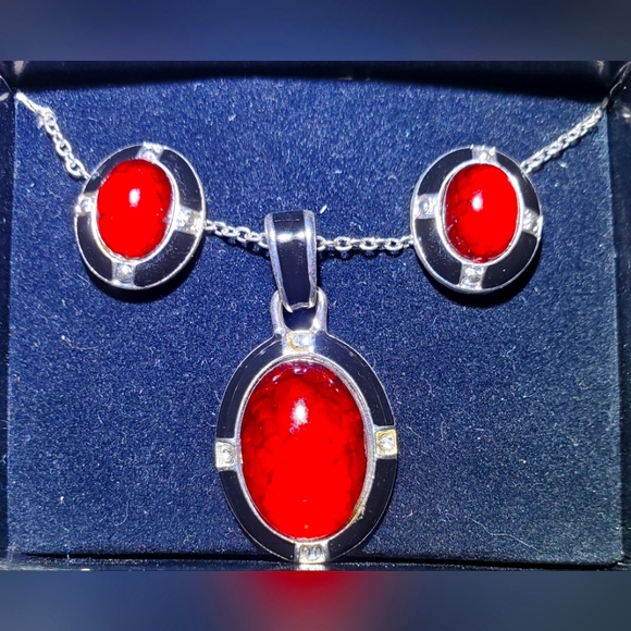 *NWOT* Avon - Vintage SHA Red Stone Necklace and Stud Earrings - Picture 2 of 12